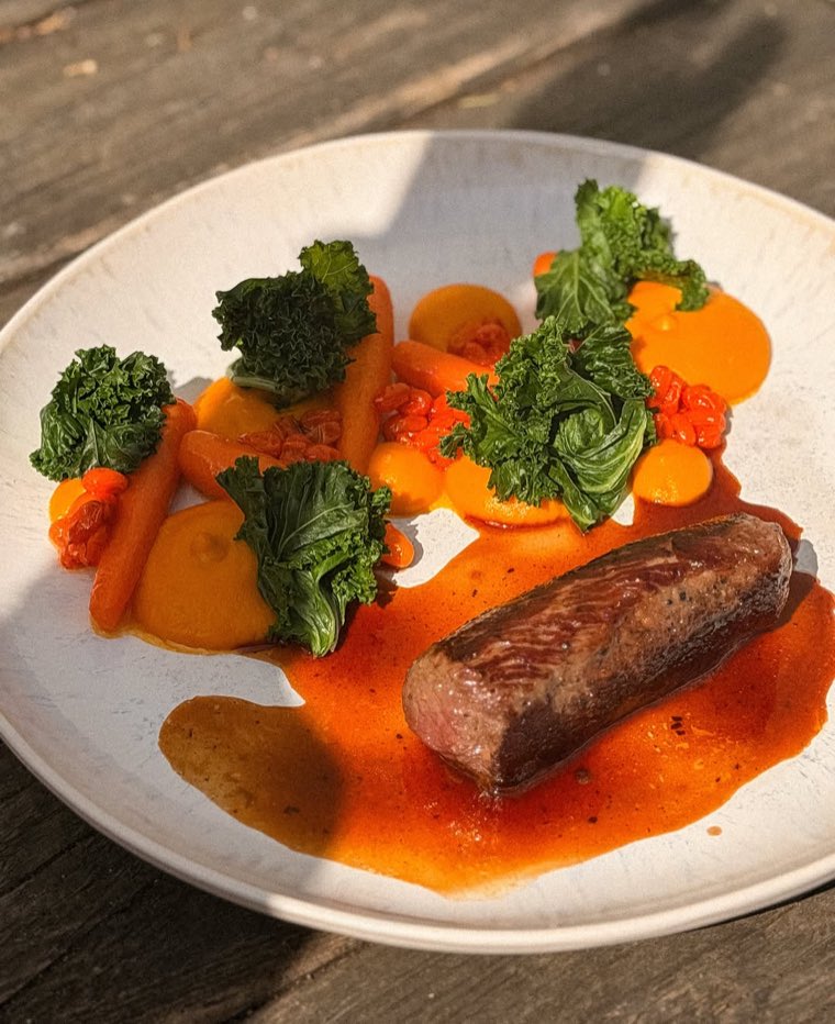 Gurmánský steak s kapustou a mrkvovým pyré